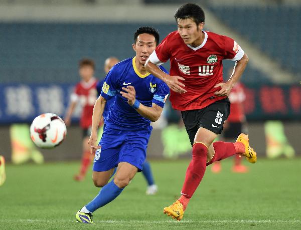 从弱侧肋部 从弱侧肋部